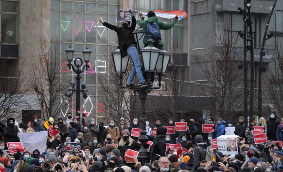 epa08960719 People take part in an unauthorized protest in support of Russian opposition leader and anti-corruption activist Alexei Navalny, in Moscow, Russia, 23 January 2021. Navalny was detained af ...