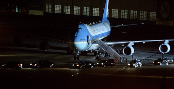 epa05414398 Air Force One with US President Barack Obama on board lands at Okecie Airport in Warsaw, Poland, 08 July 2016. Obama arrived for the NATO summit which takes place on 08 and 09 July in Wars ...