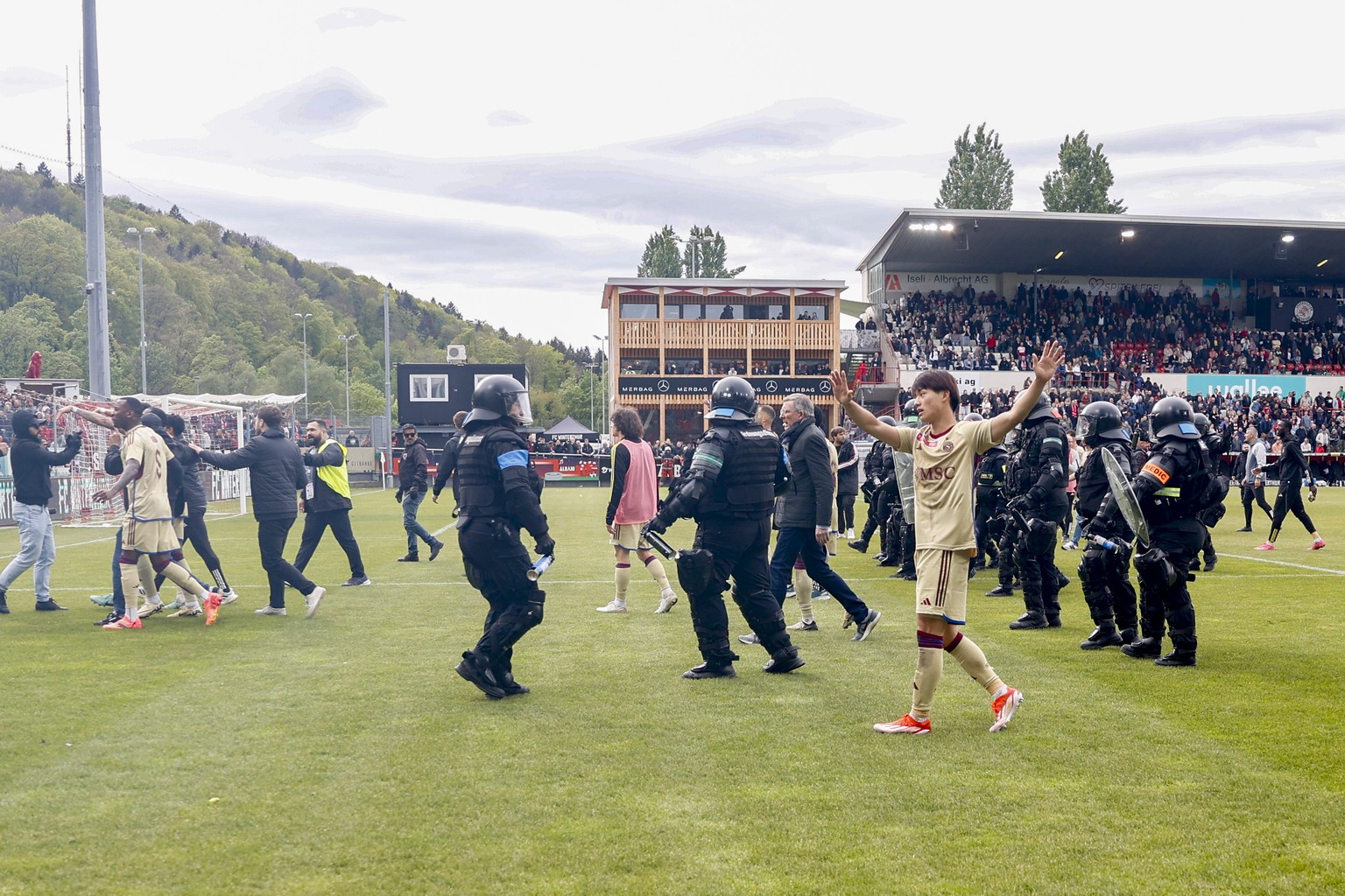 Servettes Takuma Nishimura versucht die Fans zu beruhigen nach tumultartigen Szenen auf dem Spielfeld nach dem Halbfinal des Schweizer Fussball Cups zwischen dem FC Winterthur und Servette FC am Sonnt ...
