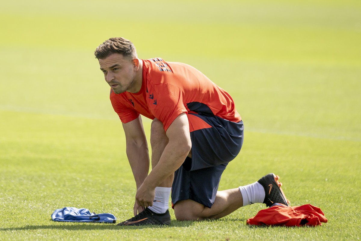 Xherdan Shaqiri schnuert seine Schuhe beim ersten Training mit dem FC Basel 1893 in Basel, am Dienstag, 20. August 2024. Nach zwoelf Jahren im Ausland kehrt Shaqiri mit einem Vertrag bis 2027 zu seine ...