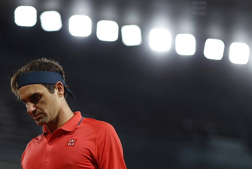 epa09250276 Roger Federer of Switzerland in action against Dominik Koepfer of Germany during their third round match at the French Open tennis tournament at Roland Garros in Paris, France, 05 June 202 ...