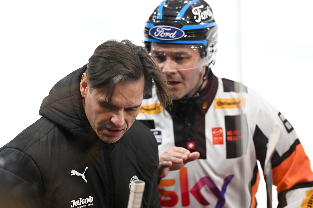 Tigers Head Coach Thierry Paterlini, links, in einer Diskusion mit Schiedsrichter Micha Hebeisen, rechts, beim Eishockey-Qualifikationsspiel der National League, zwischen den SCL Tigers und den SC Rap ...