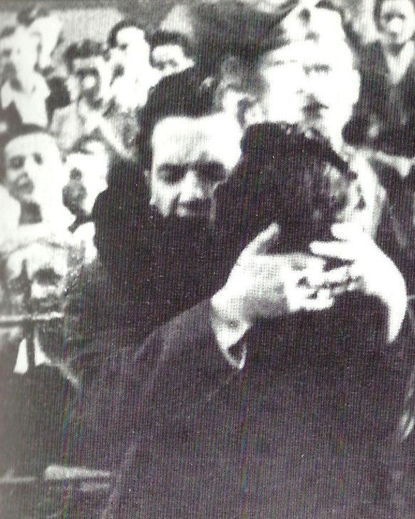Leonarda Cianciulli umarmt ihren Sohn Giuseppe Pansardi während des Prozesses vor dem Gericht von Reggio Emilia.
