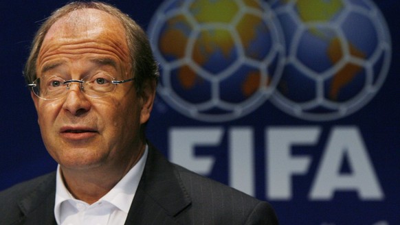 FIFA secretary general Urs Linsi answers journalist&#039;s questions during the Swiss Press Day at the FIFA headquarters in Zurich, Switzerland, Thursday, 26 April 2007. (KEYSTONE/Steffen Schmidt)

FI ...