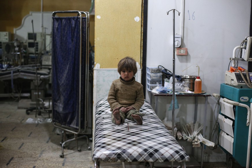 Ein verletztes Mädchen in einem Spital in Douma, Syrien.