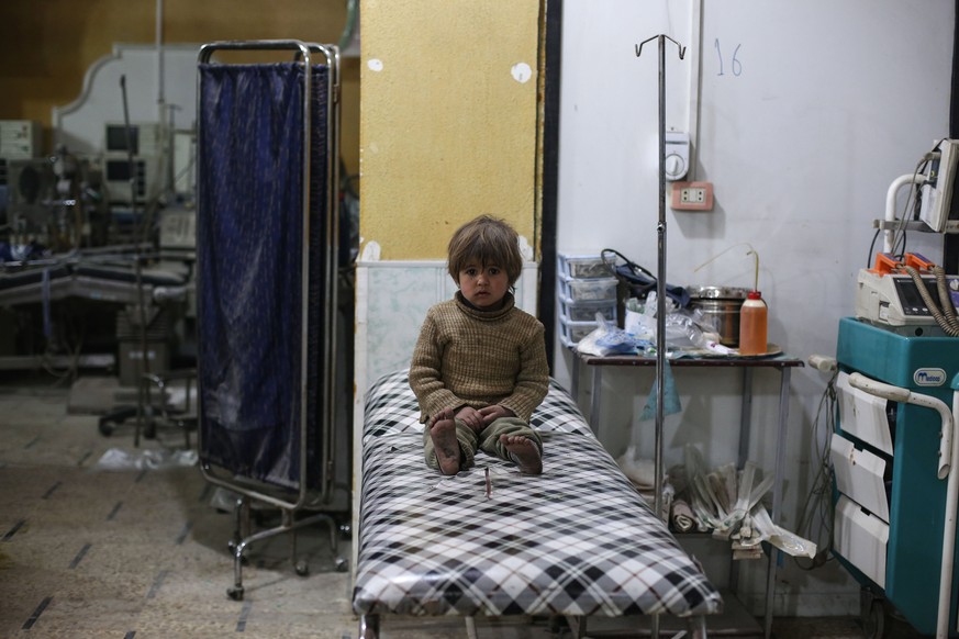 epa05815262 An injured girl on a bed inside a field hospital after shelling and bombing on Douma, Syria, 25 February 2017. Media reports state that in the attacks 50 people were injured and eight peop ...