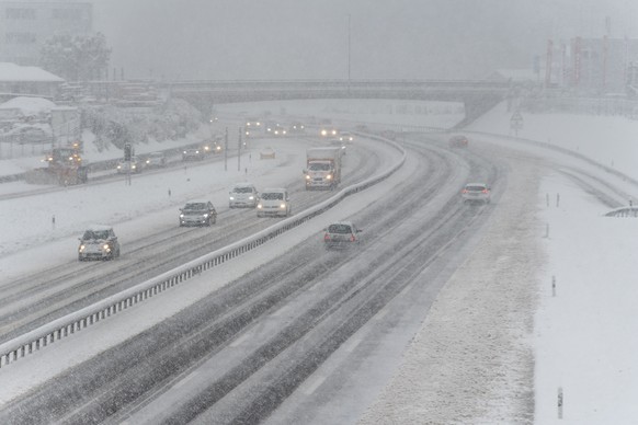 Die Autobahn A2 bei Mendrisio ist von Schnee bedeckt, am Freitag, 4. Dezember 2020. Das Tessin ist am Freitagmorgen unter einer Schneedecke aufgewacht. Es galt Gefahrenstufe vier von fuenf. (KEYSTONE/ ...