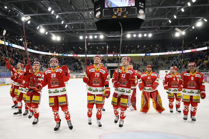 Les joueurs biennois saluent leurs fans a la fin du match de championnat suisse de hockey sur glace de National League entre le EHC Biel-Bienne, EHCB, et le HC Lugano ce lundi 14 mars 2022 a la patino ...