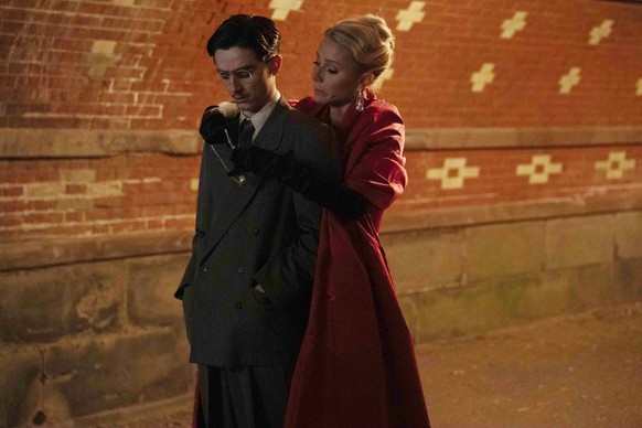 Gwyneth Paltrow and Timoth� e Chalamet USA. Gwyneth Paltrow and Timoth� e Chalamet in a scene from CA24 new movie: Marty Supreme 2025. Plot: Marty Mauser, a young man with a dream no one respects, goe ...