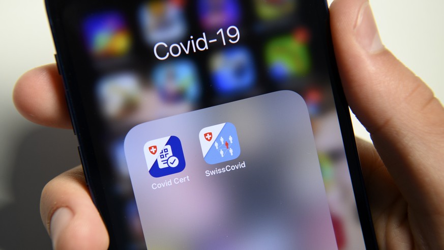 L&#039; APP Certificat Covid et l&#039;APP SwissCovid sont photographies sur un smartphone Apple le jour de sa mise a disposition sur l&#039;APP Store de Certificat Covid lors de la pandemie de Corona ...