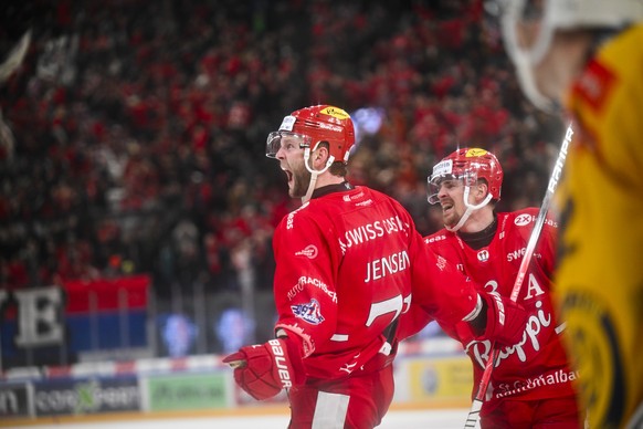 Nicklas Jensen (SCRJ), links, bejubelt sein 2-1 mit Emil Djuse (SCRJ) im Eishockeyspiel der National League zwischen den Rapperswil-Jona Lakers und dem HC Davos, am Samstag, 1. Maerz 2025, in der St.  ...