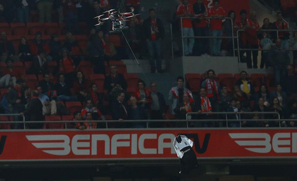 Eigentlich ist ja ein Adler das Klubsymbol von Benfica Lissabon. Bald könnte der majestätische Vogel aber wegrationalisiert werden. Im Estadio da Luz werden seit neuestem die Trikots der Heimmannschaf ...