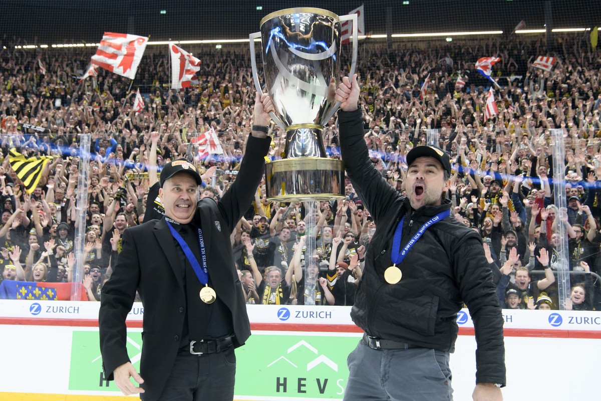 L'entraineur jurassien Gary Sheehan, gauche, let le directeur techinuqe Vincent Lechenne, droite, soulevent la coupe lors de la finale de Coupe de Suisse de hockey sur glace Swiss Ice Hockey Cup, ...