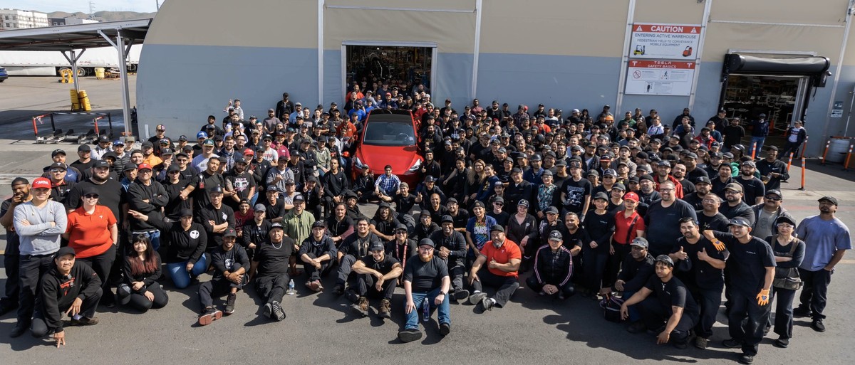 Stolze Gesichter: Tesla-Angestellte