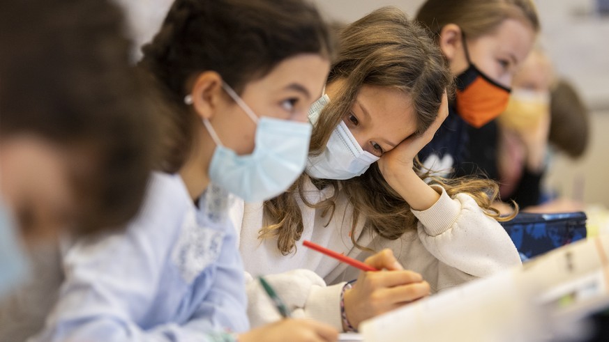 Kinder mit Atemschutzmasken im Unterricht im Schulhaus Fluntern, aufgenommen am Montag, 25. Januar 2021 in Zuerich. Schuelerinnen und Schuelern ab der 4. Klasse muessen Masken tragen um die Ausbreitun ...