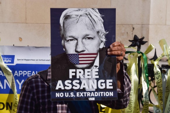 May 20, 2024, London, England, UK: Supporters gather outside the High Court ahead of Julian Assange s extradition decision. London UK - ZUMAv130 20240520_zip_v130_069 Copyright: xVukxValcicx