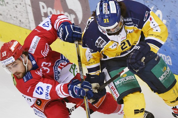 CAPTION CORRECTION: KORRIGIERT VORNAMEN --- Der Lakers Atanasio Molina, links, gegen den Langenthaler Josh Primeau, rechts, im zweiten Eishockey Playoff-Finalspiel der National League B zwischen den S ...