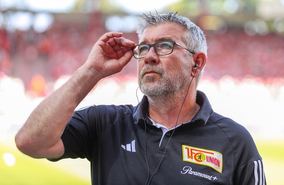 20.08.2023, Berlin: Fu�ball: Bundesliga, 1. FC Union Berlin - FSV Mainz 05, 1. Spieltag, An der Alten F�rsterei. Trainer Urs Fischer von Union Berlin blickt auf die Zuschauer. Foto: Andreas Gora/dpa - ...