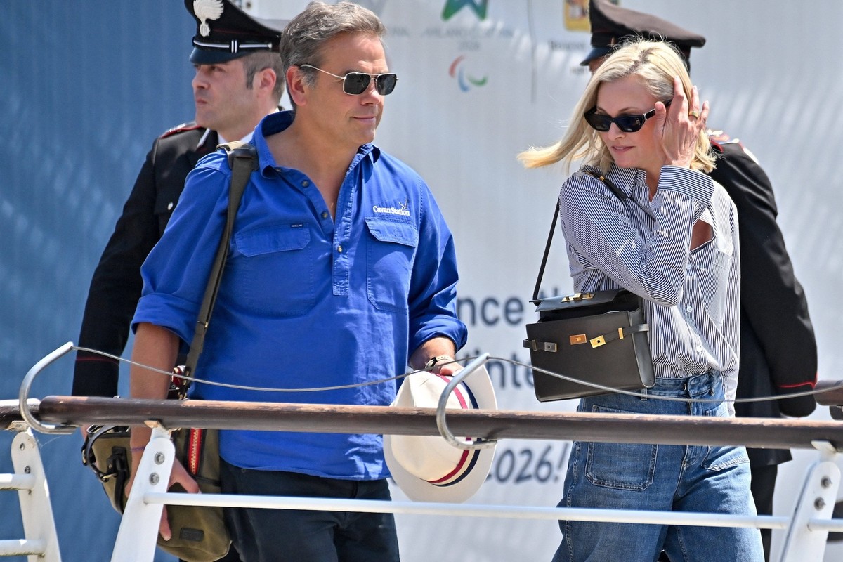 Lachlan Murdoch and Sarah Murdoch At Venice Airport Lachlan Murdoch and Sarah Murdoch arriving at Venice airport ahead of Jeff Bezos wedding in Venice on June, 26, 2025. Photo by Julien Reynaud/APS-Me ...