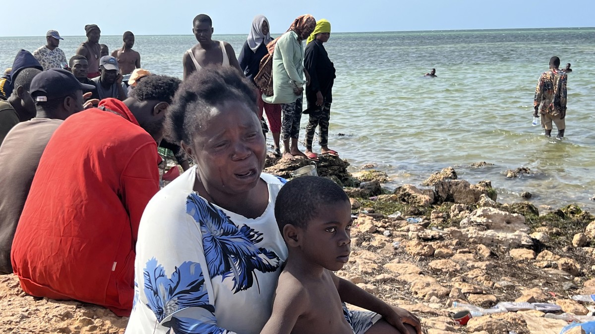 epa10770024 A woman reacts as Sub-Saharan African migrants who were expelled from the city of Sfax in Tunisia gather in an area near the Libyan-Tunisia border, in Ras Jedir, 173 km west of Tripoli, Li ...