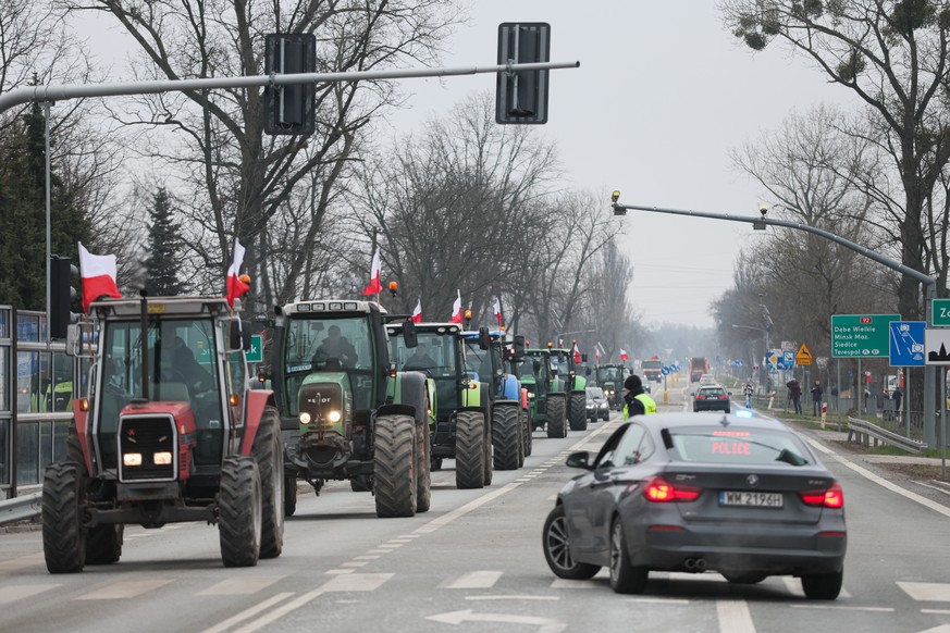 epa11230656 Polish farmers block traffic during a protest in Zakret village, Poland, 20 March 2024. More than 580 farmers&#039; protests are expected to take place throughout the country on 20 March w ...