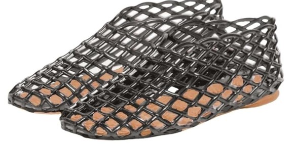 Eine Mischung aus Jelly-Sandalen und Ballerinas im Mesh-Stil.