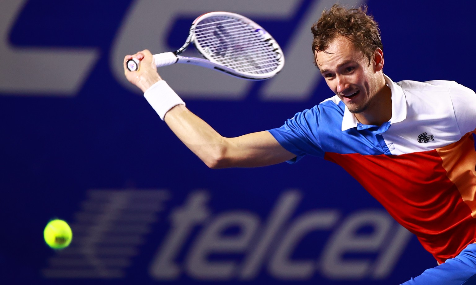 epa09785857 Daniil Medvedev of Russia in action against Rafael Nadal of Spain during a Mexican Tennis Tournament semifinal match in Acapulco, Mexico, 25 February 2022. EPA/David Guzman