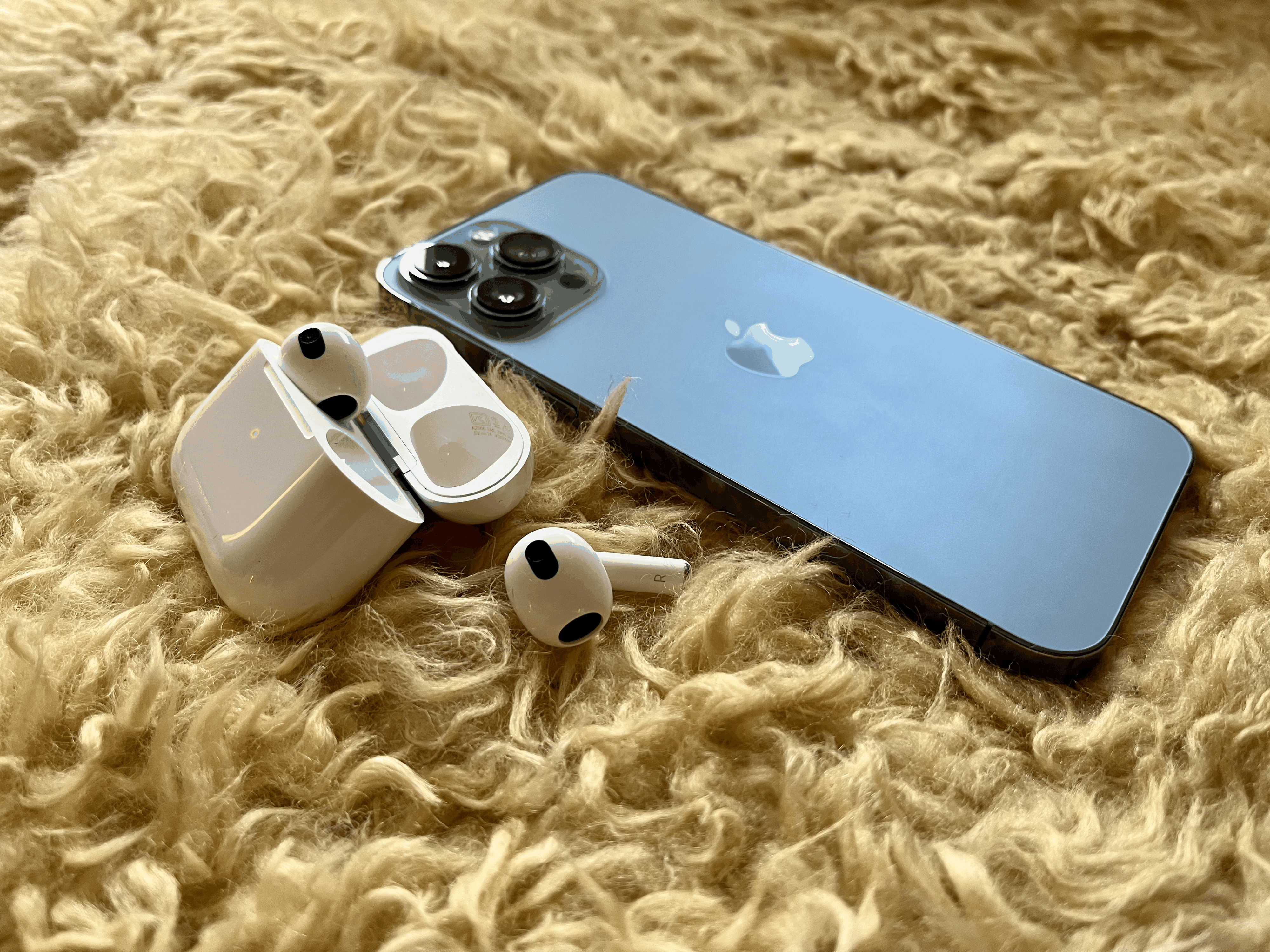 AirPods 3 mit iPhone 13 Pro Max.