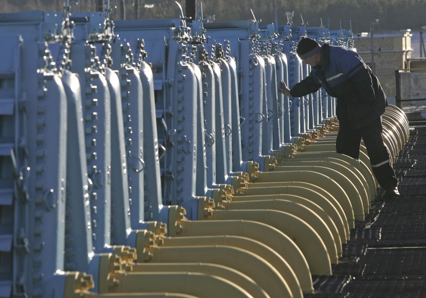 FILE - A Belarusian worker on duty at a gas compressor station of the Yamal-Europe pipeline near Nesvizh, some 130 km (81 miles) southwest of the capital Minsk, Belarus, Dec. 29, 2006. Officials in Po ...