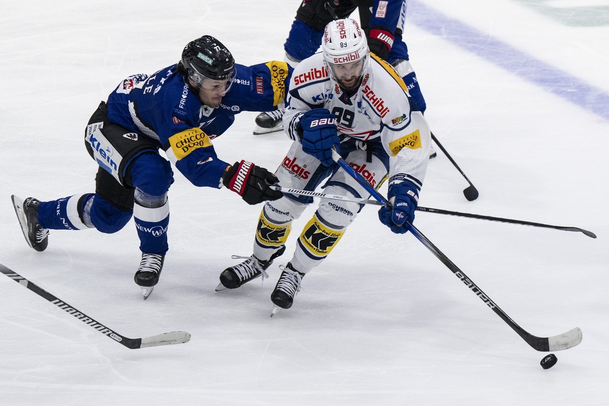 Der Freiburger Spieler Maximilian Streule, links, im Duell mit Klotens Dominik Diem im Eishockey Qualifikationsspiel der National League zwischen dem HC Fribourg Gotteron und dem EHC Kloten, am Freita ...
