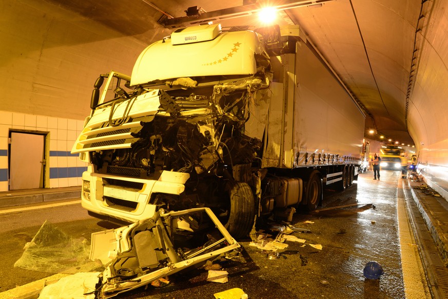 Massen-Crash mit vier Lastwagen auf A2 im Tunnel Eich LU
Mehrere Stunden war die Autobahn A2 in Richtung Norden am Montagabend 23. April 2018 gesperrt, weil vier Lastwagen in eine Auffahrkollision ver ...