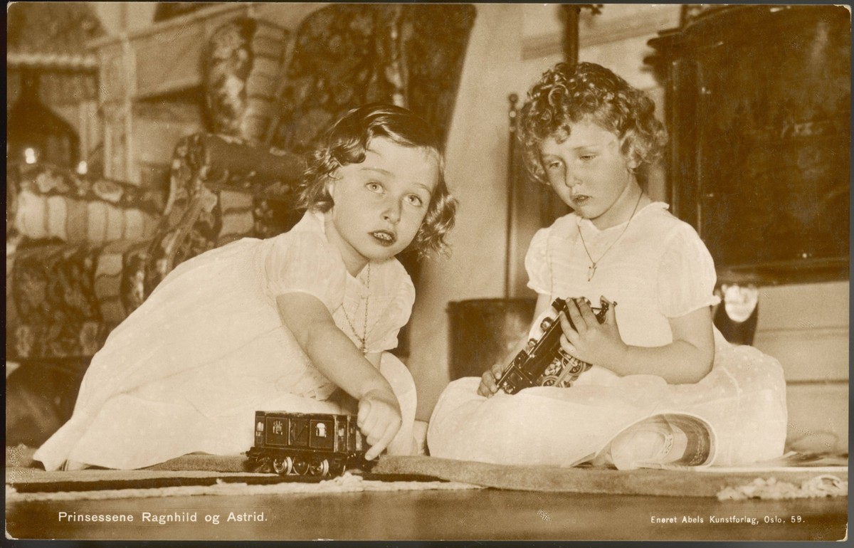 RECORD DATE NOT STATED ASTRID/RAGNHILD/NORWAY PRINCESS ASTRID Daughter of King Olaf V of Norway left with her sister Ragnhild right Date: 1932 - PUBLICATIONxNOTxINxUKxFRAxBELxNEDxITAxDENxNORxSWExPOLxJ ...