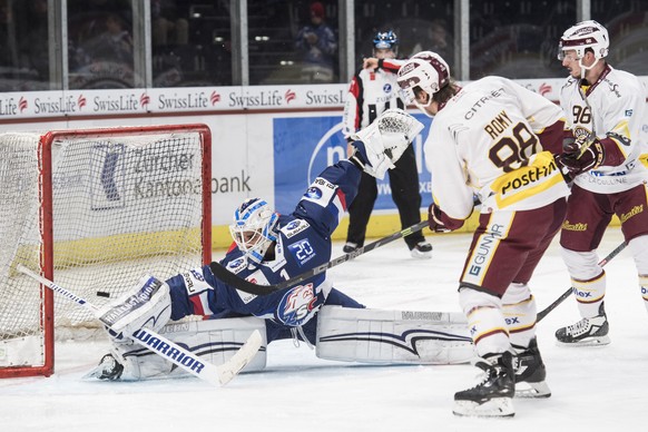 Servettes Kevin Romy, rechts, trifft zum 4:2 Tor gegen den Zuercher Goalie Niklas Schlegel, links, waehrend dem Eishockey-Meisterschaftsspiel der National League zwischen den ZSC Lions und dem Geneve  ...