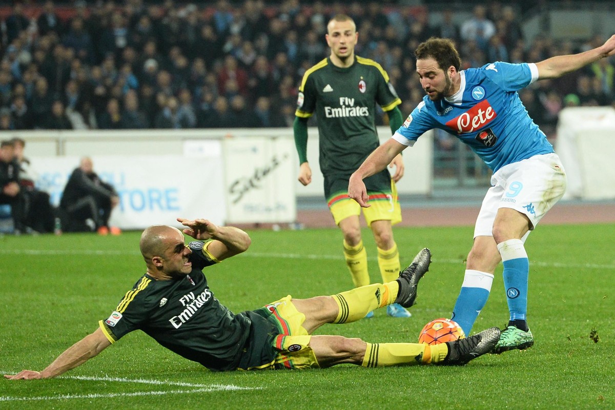 Die grün-gelb-gekleideten «Rossoneri» halten Napoli-Stürmer Gonzalo Higuain gut in Schach.