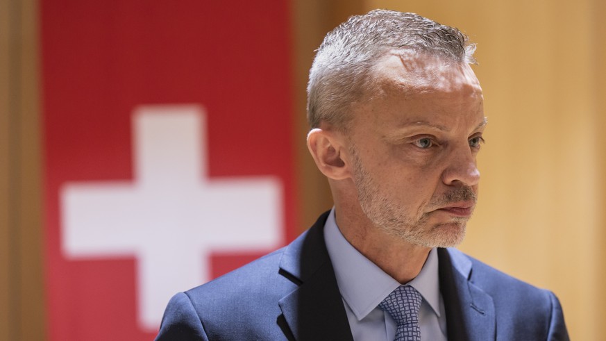 Einer der Kandidaten fuer die Bundesratsersatzwahl, Hans-Ueli Vogt, ZH, wartet auf seinen Einsatz, am Rand der SVP-Fraktionssitzung zu Nomination des Tickets, am Freitag, 18 November 2022 in Heremence ...