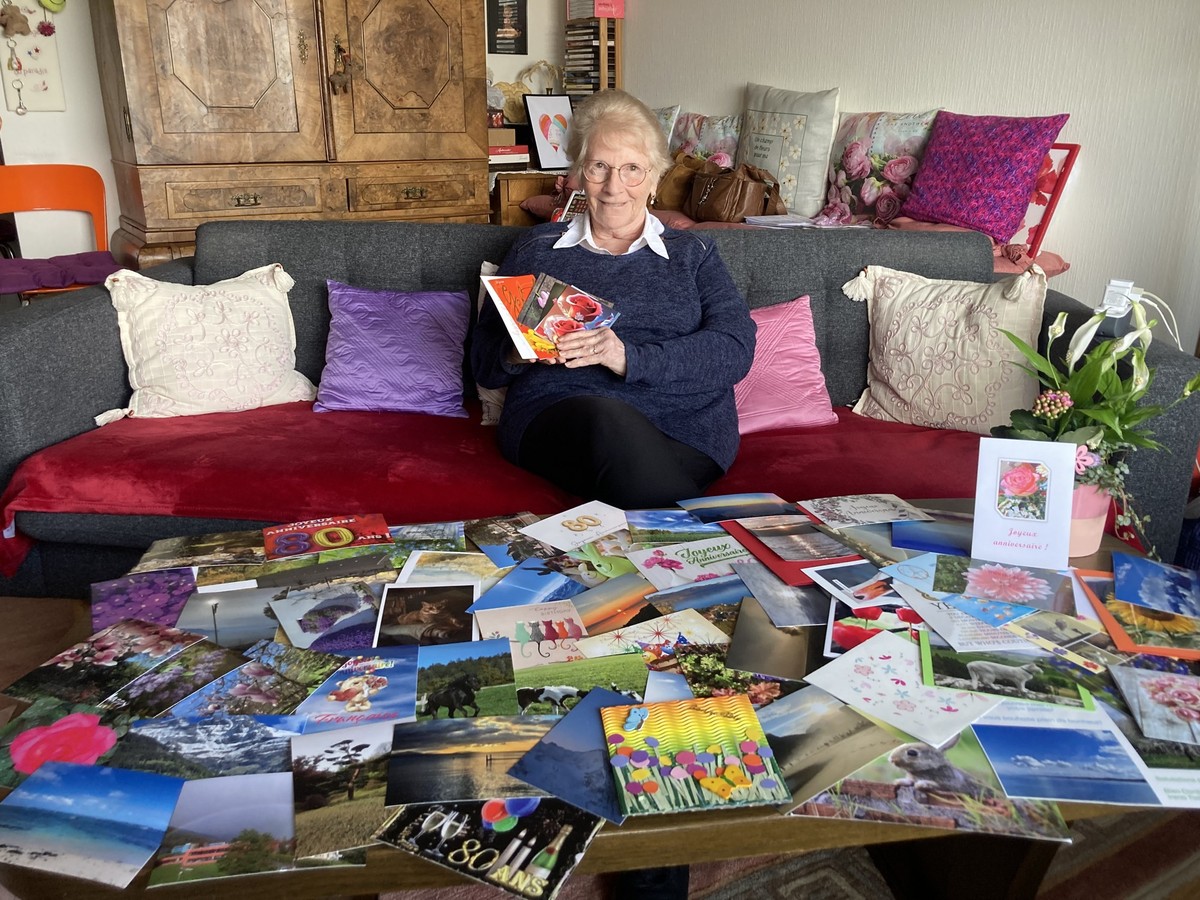 Françoise Overney pose devant tout le courrier reçu.