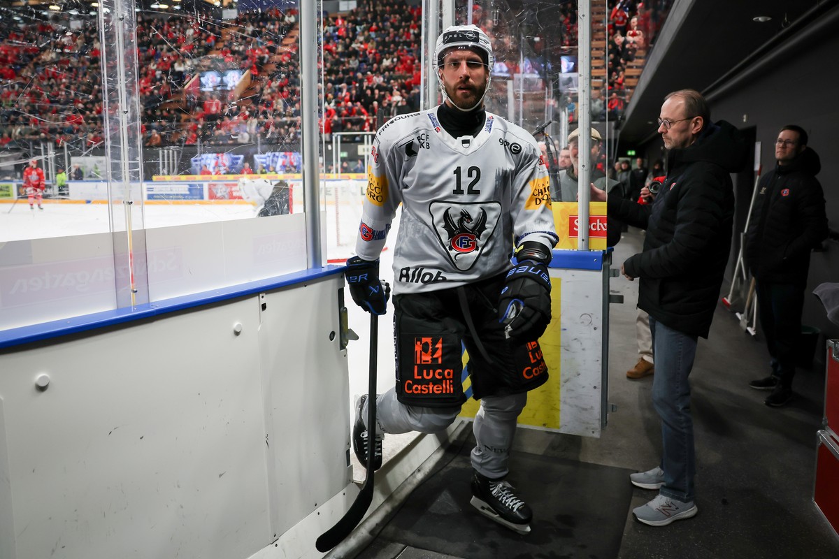 Patrik Nemeth (HCFG) muss nach einer Strafe vom Eis waehrend dem Spiel 6 des Playoff Viertelfinals der National League zwischen den SC Rapperswil Jona Lakers und dem HC Fribourg Gotteron, am Montag, d ...