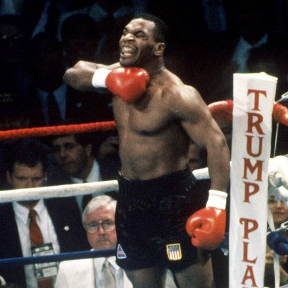 Mike Tyson (USA) mit martialischer Geste in Richtung seines Gegners - PUBLICATIONxINxGERxSUIxAUTxHUNxUSAxONLY