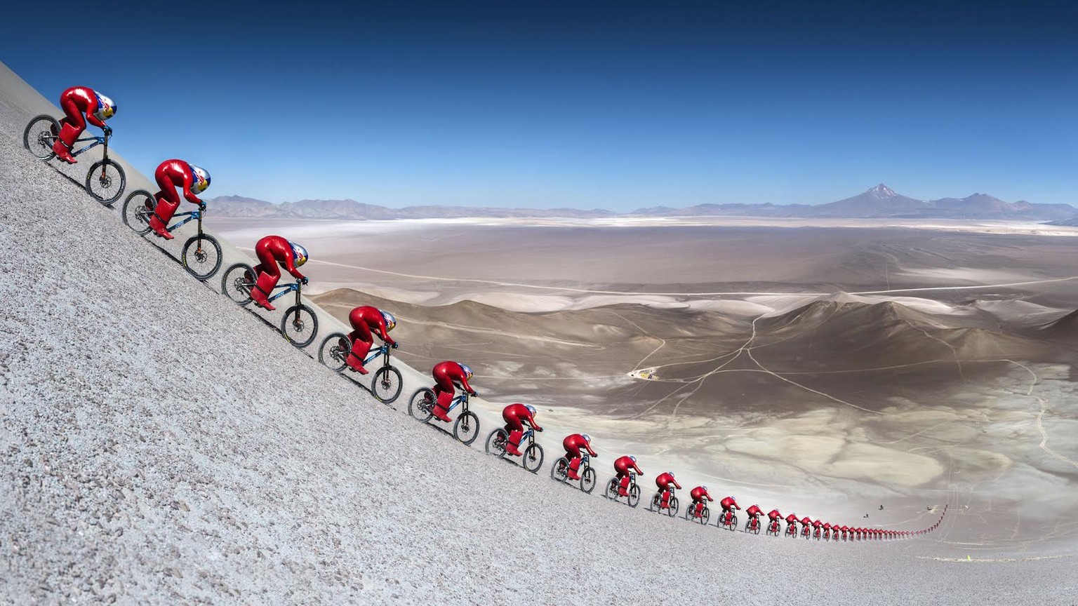 In der Atacama-Wüste beschleunigte Max Stöckl sein Mountainbike auf über 167 km/h.
