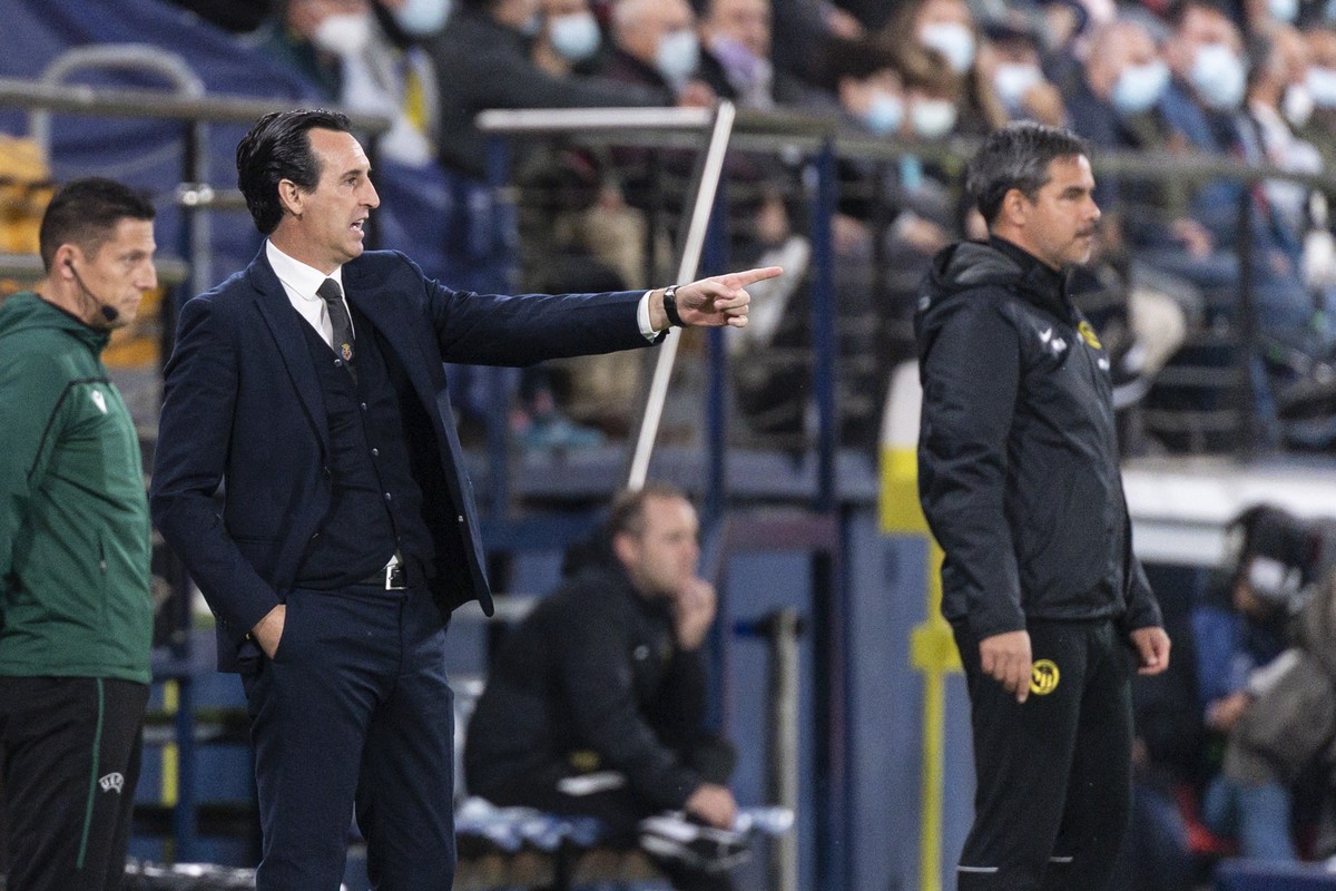epa09560224 Villareal's head coach Unai Emery, left, gestures next to Young Boys head coach David Wagner, right, during the UEFA Champions League group F soccer match between Villarreal CF of Spa ...