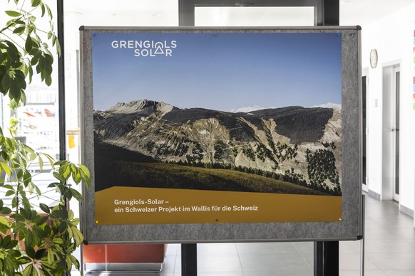 Eine Projektvisualisierung von Grengiols Solar bei der Medienkonferenz Grengiols-Solar am Hauptsitz Energie Brig-Aletsch-Goms AG �EnBAG), in Brig-Glis, am Mittwoch 15. Maerz 2023. Die Initianten und P ...