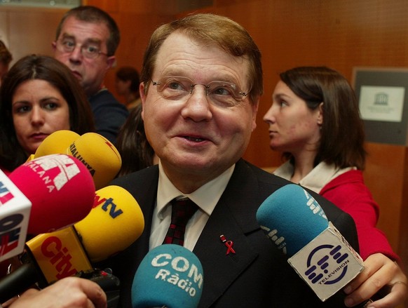 FILE - France&#039;s Luc Montagnier, director of a Paris laboratory that identified the virus that causes AIDS, talks to the press at the first day of an International AIDS Conference in Barcelona, Sp ...