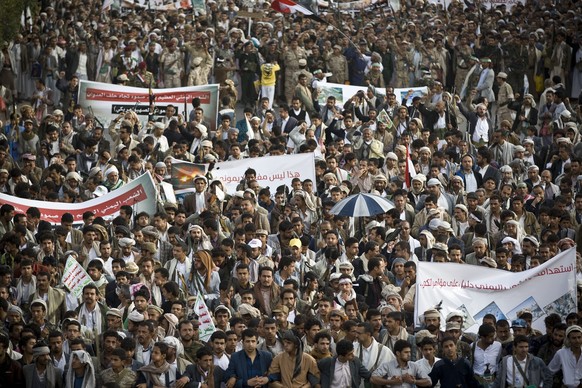 Tausende schiitische Rebellen protestieren gegen die saudischen Luftschläge in Sana'a