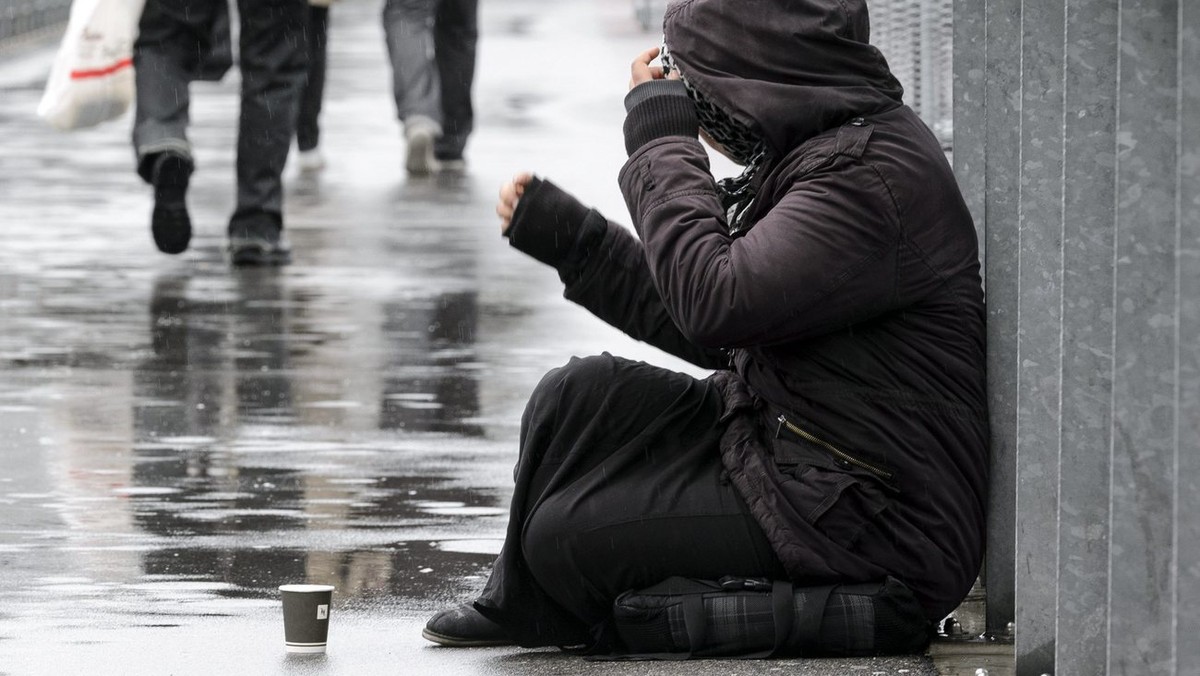 Une mendiante fait la manche dans une rue pietonne apres que l'Union Democratique du Centre, UDC, a presente son initiative pour l' interdiction de la mendicite dans le canton de Vaud, ce je ...