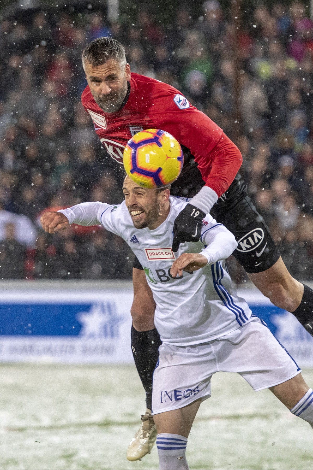Stefan Maierhofer, oben, von Aaarau im Spiel gegen Nicolas Getaz, unten, von Lausanne beim Challenge League Meisterschaftsspiel zwischen dem FC Aarau und FC Lausanne Sport vom Samstag, 4. Mai 2019 in  ...