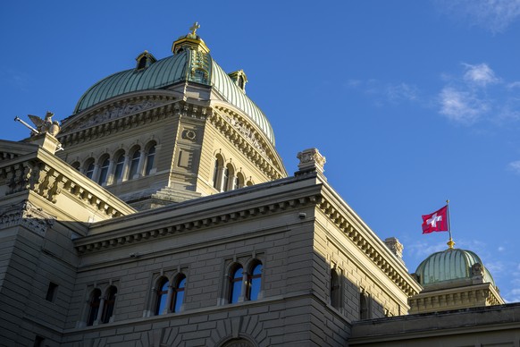 Die Sonne erstarahlt die Kuppel am Bundeshaus, am Dienstag, 3. Februar 2026, in Bern. (KEYSTONE/Peter Schneider)