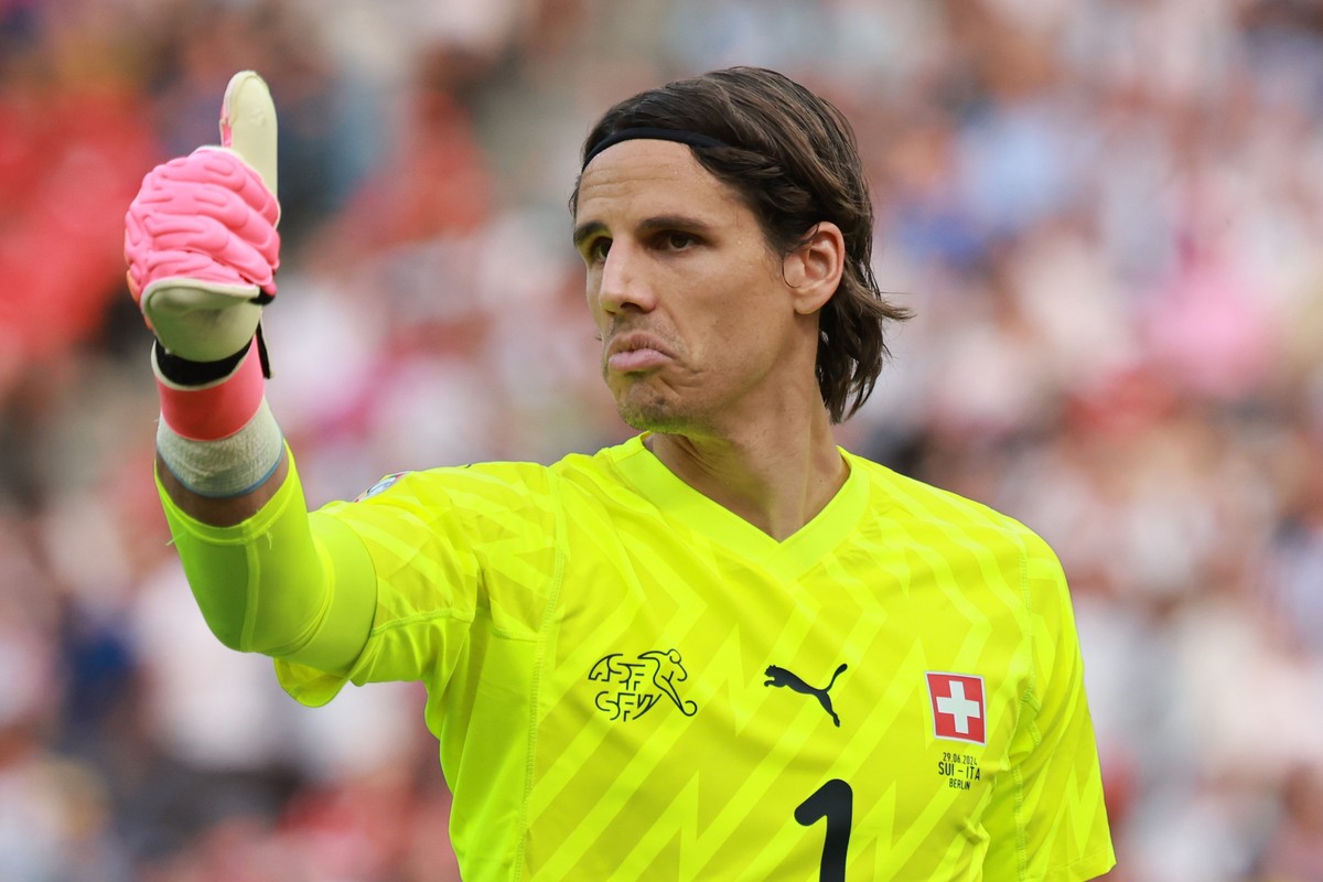 epa11445692 Goalkeeper Yann Sommer of Switzerland gives thumbs up during the UEFA EURO 2024 Round of 16 soccer match between Switzerland and Italy, in Berlin, Germany, 29 June 2024. EPA/CLEMENS BILAN