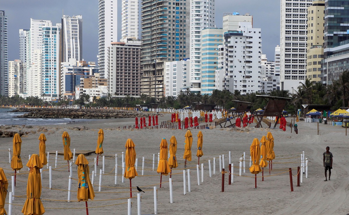 epa09174887 A man walks on an empty beach in Cartagena, Colombia, 02 May 2021. Colombian authorities enforced new restrictions to curb the spread of COVID-19. EPA/Ricardo Maldonado Rozo