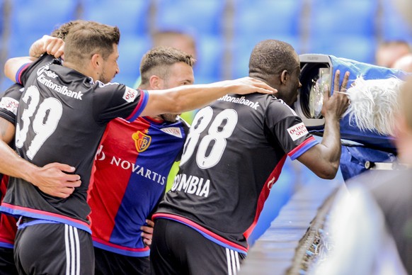 24.07.2016; Basel; Fussball Super League - FC Basel 1893 - FC Sion;
Seydou Doumbia (Basel) jubelt nach dem Tor zum 2:0 in die TV Kamera 
(Andy Mueller/freshfocus)