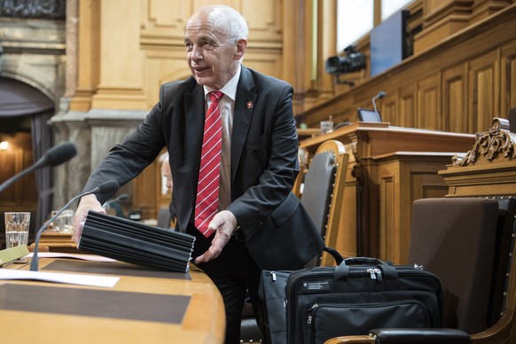 Bundesrat Ueli Maurer sortiert seine Akten im Staenderat zur Debatte zur Steuervorlage 17, an der Sommersession der Eidgenoessischen Raete, am Donnerstag, 7. Juni 2018, in Bern. (KEYSTONE/Peter Schnei ...